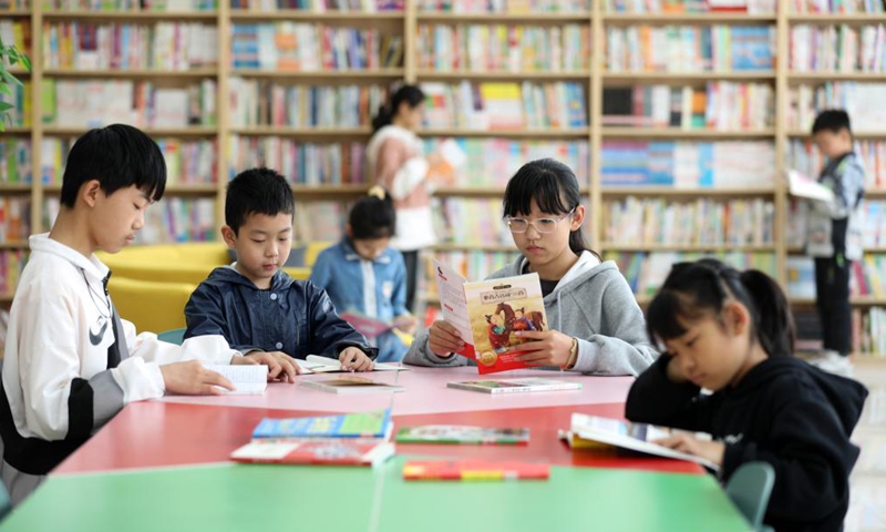 Children read books on World Book Day in Longyao County, north China's Hebei Province, April 23, 2021.Photo:Xinhua