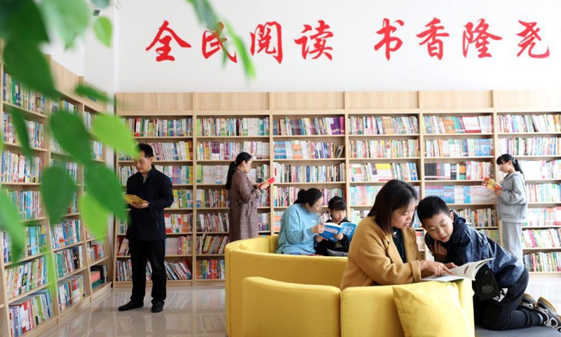 People read books on World Book Day in Longyao County, north China's Hebei Province, April 23, 2021.Photo:Xinhua