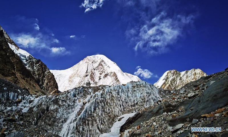 Photo taken with a mobile phone on April 24, 2021 shows glacier at the foot of Mount Qungmknag in Nyemo County of Lhasa, southwest China's Tibet Autonomous Region. (Xinhua/Shen Hongbing)