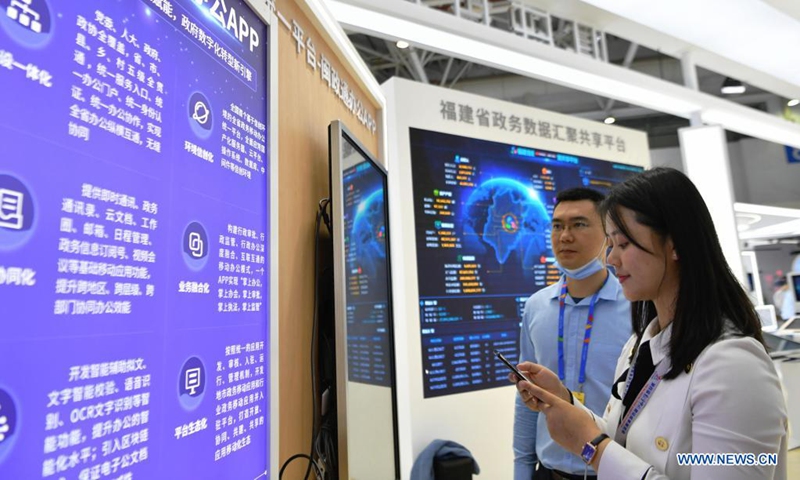 Visitors view a digital governance application, displayed by the government data aggregation and sharing platform of Fujian Province, at the digital achievements exhibition during the fourth Digital China Summit in Fuzhou, southeast China's Fujian Province, April 25, 2021.(Photo: Xinhua)