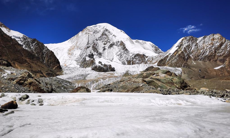 Photo taken with a mobile phone on April 24, 2021 shows glacier at the foot of Mount Qungmknag in Nyemo County of Lhasa, southwest China's Tibet Autonomous Region. (Xinhua/Shen Hongbing)