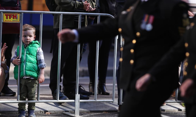 A boy watches the Anzac Day parade in Sydney, Australia, on April 25, 2021. Anzac Day, which is celebrated on April 25, marks the anniversary of the first major military action fought by troops from Australia and New Zealand in World War I on Turkey's Gallipoli peninsula in 1915.(Photo:Xinhua)