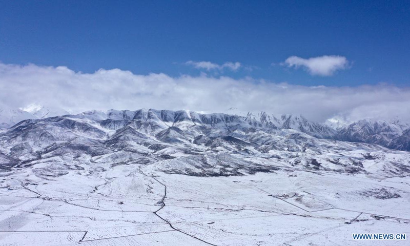 Aerial photo taken on April 24, 2021 shows snow-covered mountains in Qilian County, northwest China's Qinghai Province. (Photo: Xinhua)