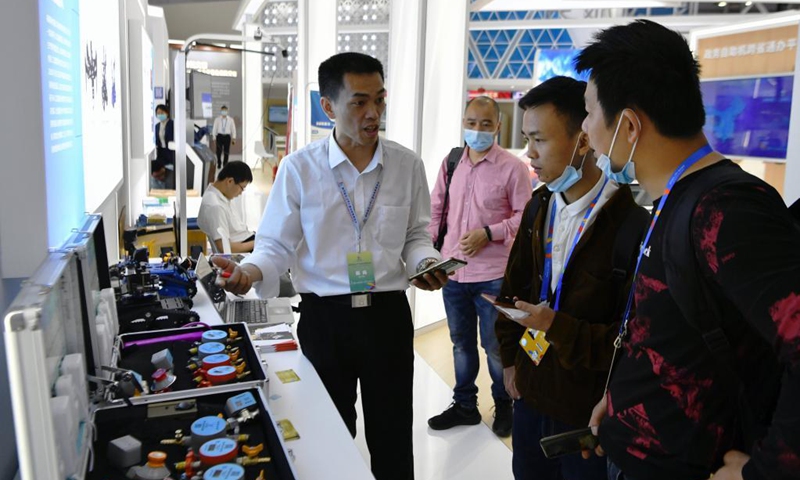 Visitors view exhibits at the digital achievements exhibition during the fourth Digital China Summit in Fuzhou, southeast China's Fujian Province, April 25, 2021. The fourth Digital China Summit kicked off on Sunday in Fuzhou, exhibiting breakthroughs in the information sector and innovations in digital transformation. Themed stimulating new dynamics of data factors and embarking on a new journey for digital China, the summit aims to provide a platform for exchanges in digital technology and industry cooperation. (Xinhua/Wei Peiquan)