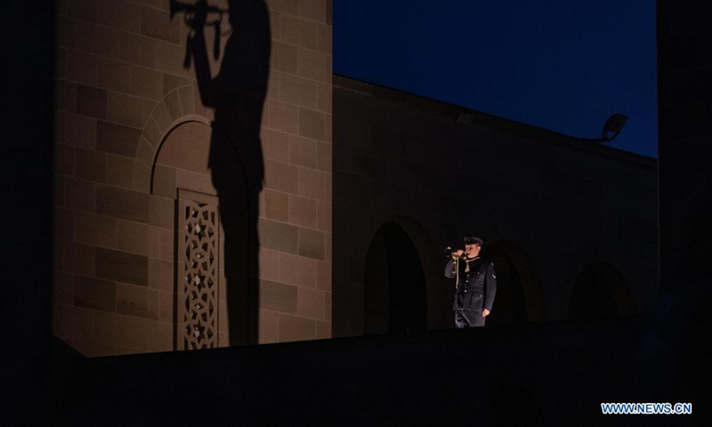 Anzac Day Dawn Service is held at the Australian War Memorial in Canberra, Australia, April 25, 2021. Australia has paused to pay tribute to those who have served the country in wars, conflicts and peacekeeping operations. Thousands of people across the country on Sunday morning attended dawn services to mark Anzac Day, the national day of remembrance for troops in Australia and New Zealand.(Photo:Xinhua)