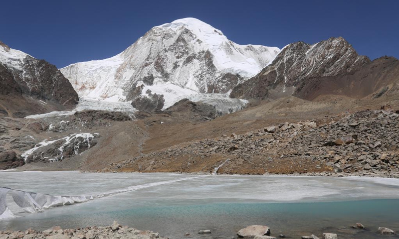 Photo taken with a mobile phone on April 24, 2021 shows glacier at the foot of Mount Qungmknag in Nyemo County of Lhasa, southwest China's Tibet Autonomous Region. (Xinhua/Shen Hongbing)