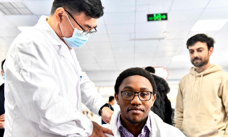 A student from China University of Petroleum experiences traditional Chinese medicine (TCM) culture at the TCM cultural base in Traditional Chinese medical hospital of Huangdao District, Qingdao, east China's Shandong Province, April 23, 2021. (Photo: Xinhua)