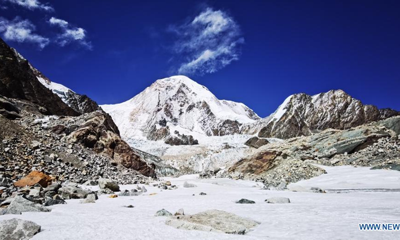 Photo taken with a mobile phone on April 24, 2021 shows glacier at the foot of Mount Qungmknag in Nyemo County of Lhasa, southwest China's Tibet Autonomous Region. (Xinhua/Shen Hongbing)
