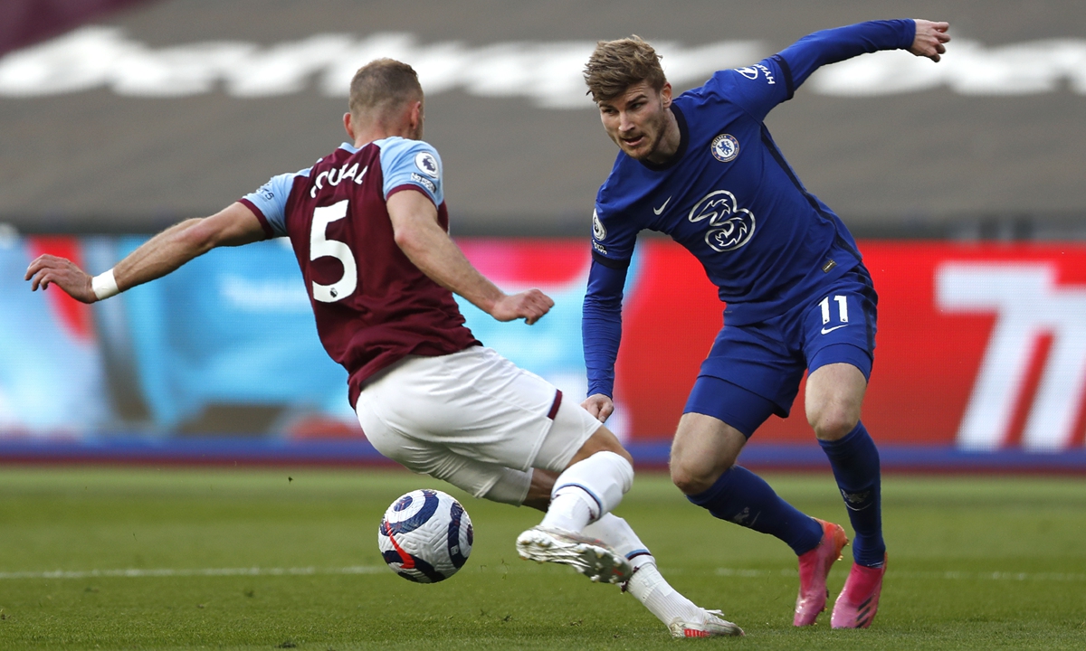 West Ham's Vladimir Coufal (left) and Chelsea's Timo Werner compete for the ball on Saturday in London, England. Photo: VCG