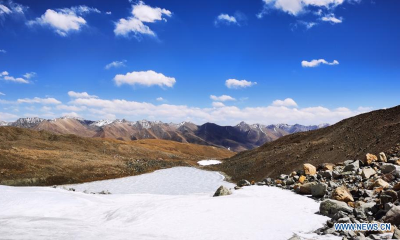 Photo taken with a mobile phone on April 24, 2021 shows glacier at the foot of Mount Qungmknag in Nyemo County of Lhasa, southwest China's Tibet Autonomous Region. (Xinhua/Shen Hongbing)