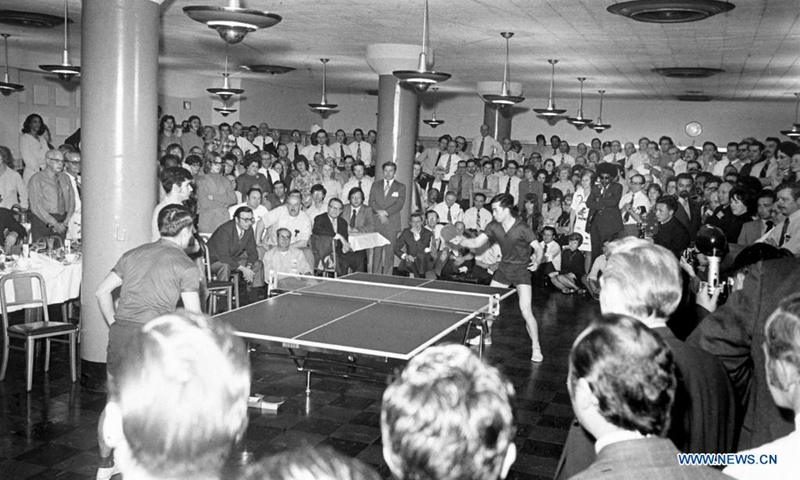 Chinese table tennis players stage a table tennis performance for workers during their visit at an automobile factory in Detroit, the United States, April 13, 1972.(Photo: Xinhua)