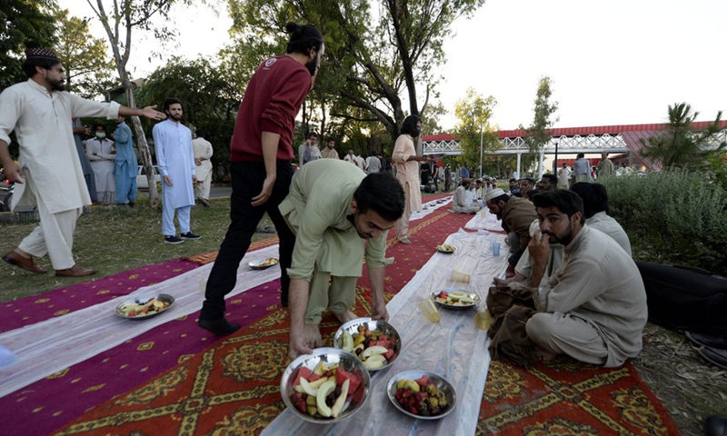 A man prepares iftar for people during the Islamic holy month of Ramadan in Islamabad, capital of Pakistan, on April 24, 2021. (Photo: Xinhua)