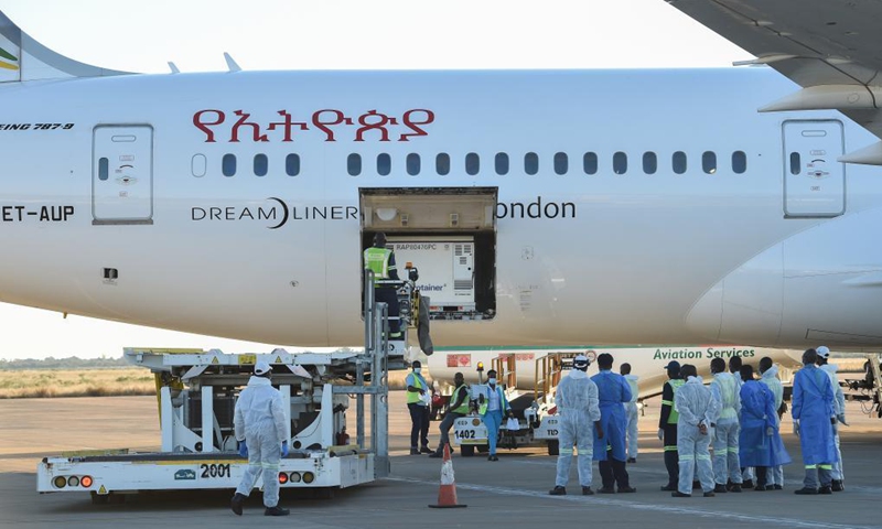 Staff members unload China-donated Sinovac COVID-19 vaccines at Sir Seretse Khama International Airport in Gaborone, Botswana, April 25, 2021.(Photo: Xinhua)