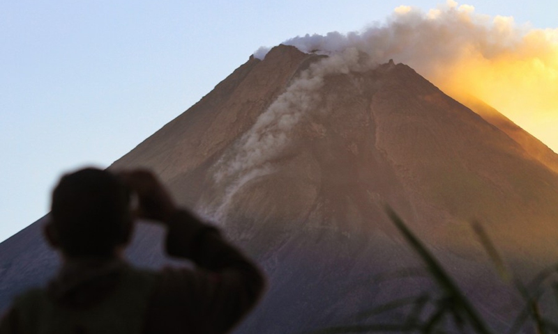 Photo taken on April 23, 2021 shows white smoke spewing from Mount Merapi as seen from Sleman in Yogyakarta, Indonesia. (Photo: Xinhua)