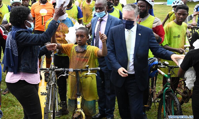 Uganda's Minister of Health Jane Ruth Aceng (1st L, front) hands out a mosquito net to a participant during an activity to mark the World Malaria Day in Kampala, Uganda, April 25, 2021. As the world commemorated World Malaria Day on Sunday, dozens of riders in Uganda, including young and old, rode over 30 km to raise awareness against the disease.(Photo: Xinhua)