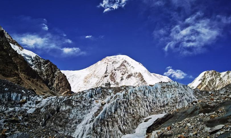 Photo taken with a mobile phone on April 24, 2021 shows glacier at the foot of Mount Qungmknag in Nyemo County of Lhasa, southwest China's Tibet Autonomous Region.(Photo: Xinhua)