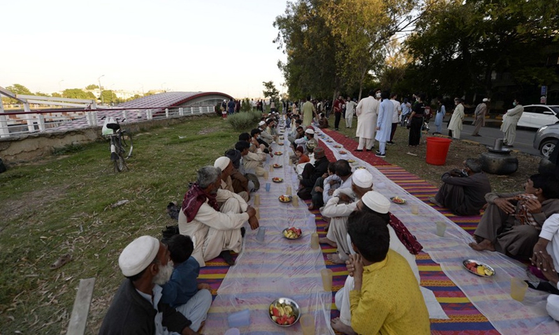 People wait for iftar during the Islamic holy month of Ramadan in Islamabad, capital of Pakistan, on April 24, 2021.  (Photo: Xinhua)