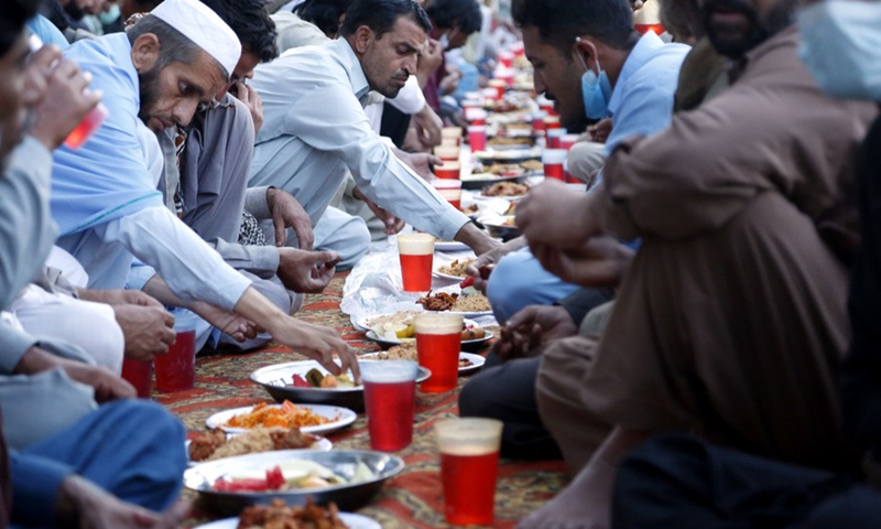 People have iftar during the Islamic holy month of Ramadan in Islamabad, capital of Pakistan, on April 24, 2021. (Photo: Xinhua)