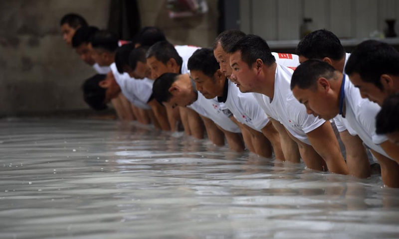 Workers make Si Zhang Xuan paper at a workshop in Jingxian County, Xuancheng City of east China's Anhui Province, April 22, 2021.(Photo: Xinhua)