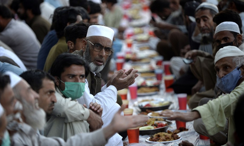 People wait for iftar during the Islamic holy month of Ramadan in Islamabad, capital of Pakistan, on April 24, 2021. (Photo: Xinhua)