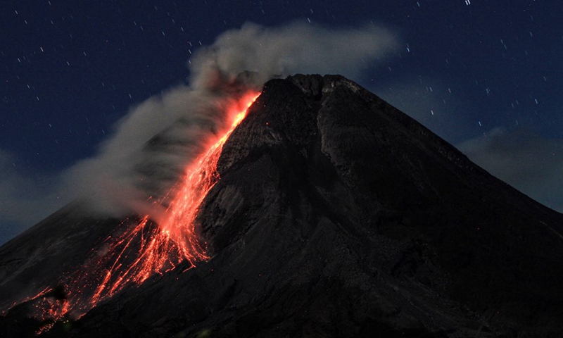 Photo taken on April 25, 2021 shows Mount Merapi spewing volcanic materials as seen from Turi, Sleman district in Yogyakarta, Indonesia.(Photo: Xinhua)