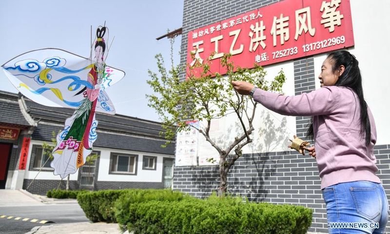 Yang Hongwei fly a kite on trial in Yangjiabu Village, Weifang City of east China's Shandong Province, April 16, 2021.(Photo: Xinhua)