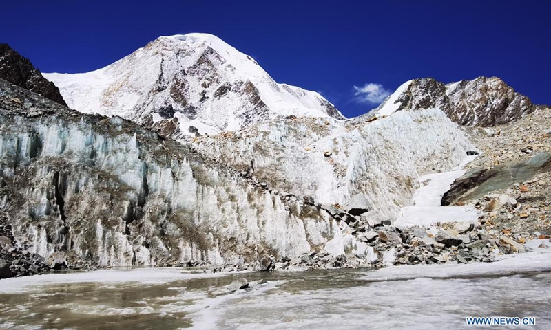Photo taken with a mobile phone on April 24, 2021 shows glacier at the foot of Mount Qungmknag in Nyemo County of Lhasa, southwest China's Tibet Autonomous Region.(Photo: Xinhua)