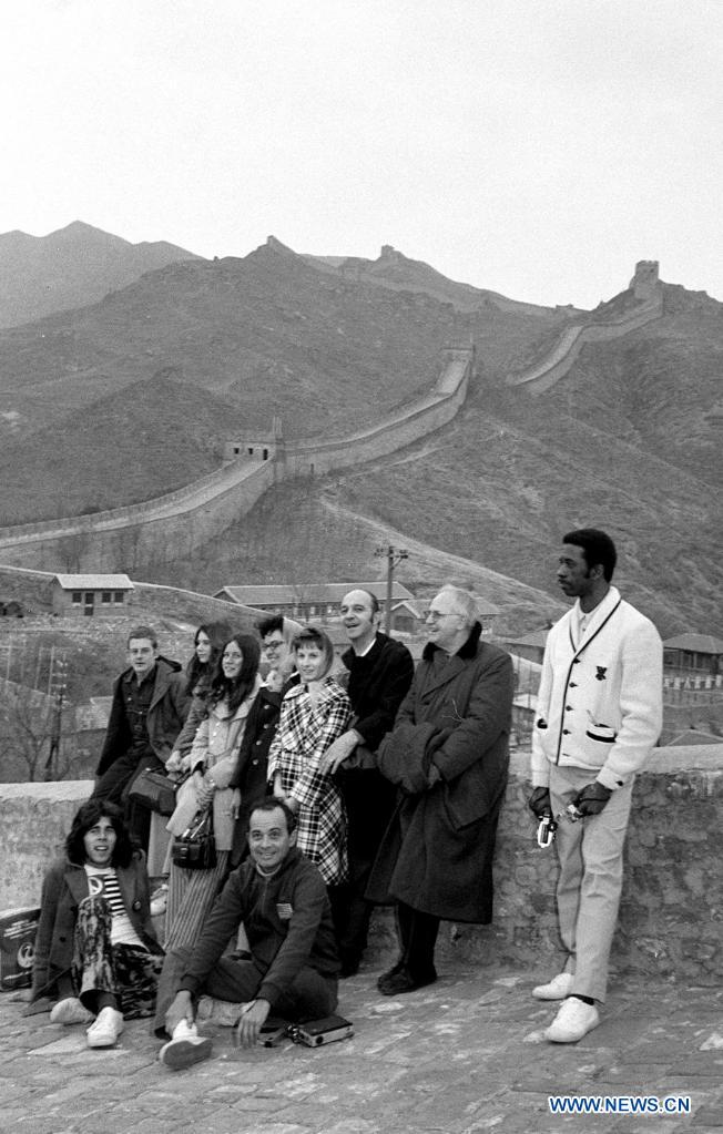 Members of the U.S. table tennis team visit the Great Wall in Beijing, capital of China, April 12, 1971.(Photo: Xinhua)