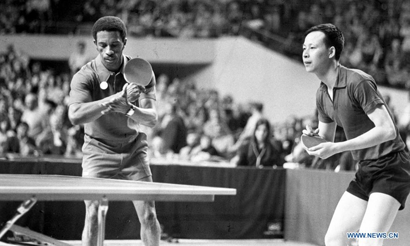 Chinese and the U.S. table tennis players compete in men's doubles match in Detroit, the United States, April 14, 1972.(Photo: Xinhua)