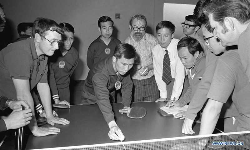 Chinese and the U.S. table tennis players communicate with each other about table tennis skills in Memphis, the United States, April 23, 1972.(Photo: Xinhua)