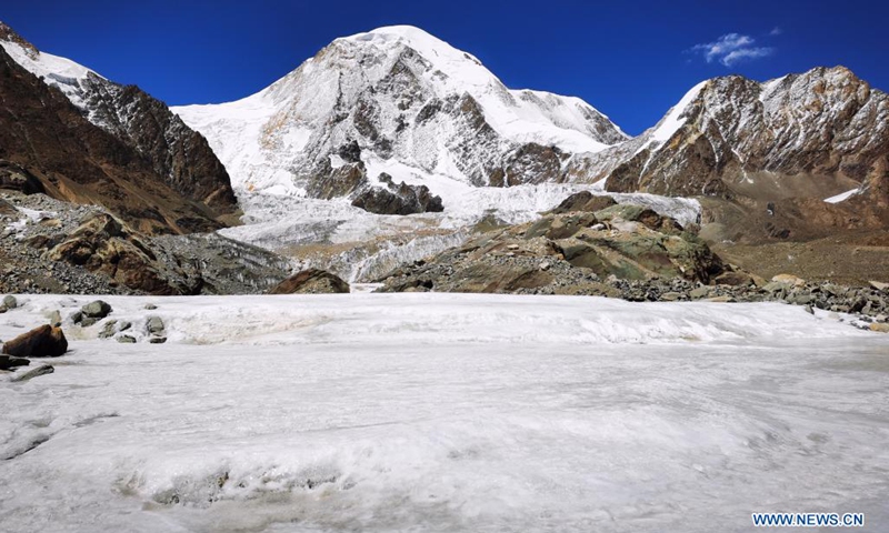 Photo taken with a mobile phone on April 24, 2021 shows glacier at the foot of Mount Qungmknag in Nyemo County of Lhasa, southwest China's Tibet Autonomous Region.(Photo: Xinhua)