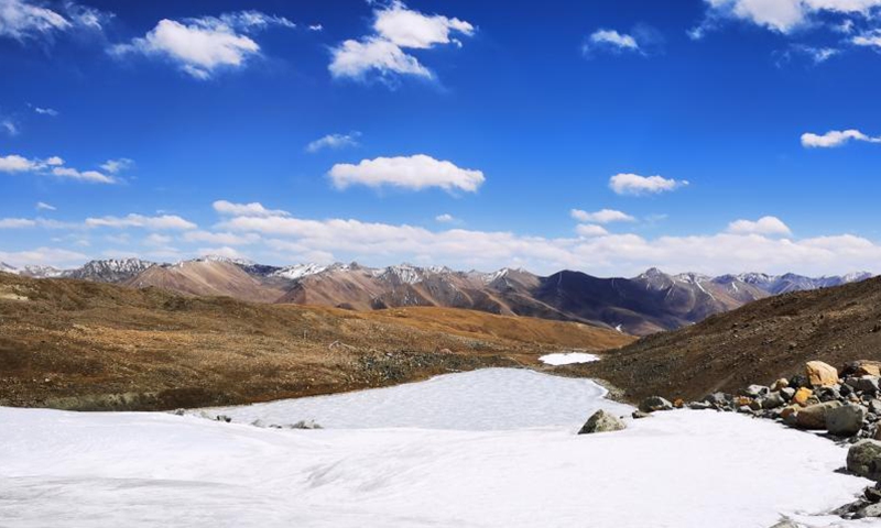Photo taken with a mobile phone on April 24, 2021 shows glacier at the foot of Mount Qungmknag in Nyemo County of Lhasa, southwest China's Tibet Autonomous Region.(Photo: Xinhua)