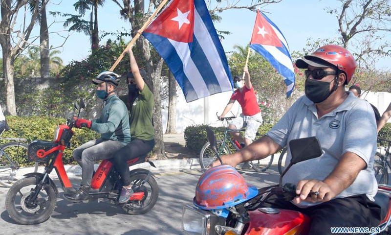 People paticipate in a rally against US embargo in Santa Clara, Cuba, April 25, 2021. Thousands of people participated in rallies in different cities across Cuba on Sunday, demanding an end to the six-decade U.S. embargo on the island.(Photo: Xinhua)