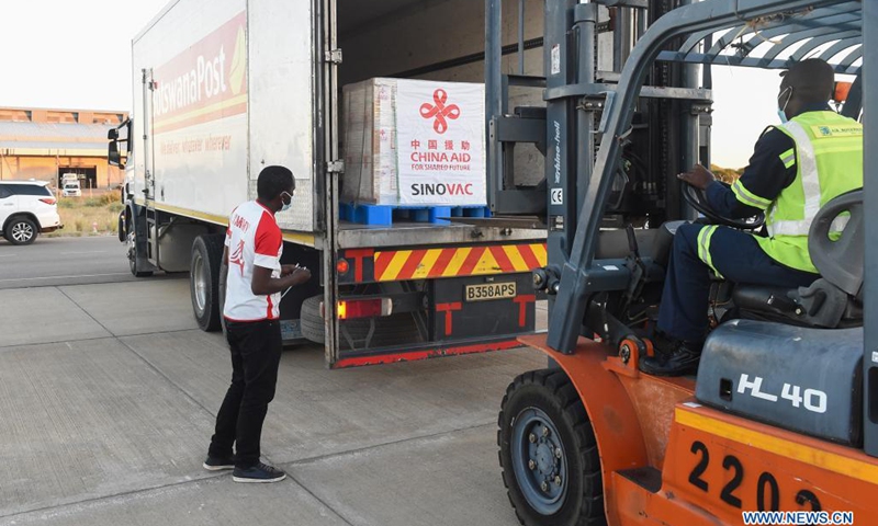 Staff members transport China-donated Sinovac COVID-19 vaccines at Sir Seretse Khama International Airport in Gaborone, Botswana, April 25, 2021.(Photo: Xinhua)