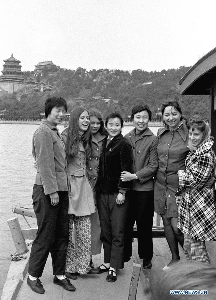 Members of the U.S. table tennis team and Chinese table tennis players visit the Summer Palace in Beijing, capital of China, April 14, 1971.(Photo: Xinhua)