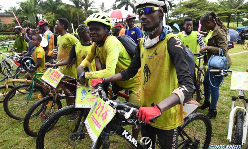 Participants prepare to ride bicycles during an activity to mark the World Malaria Day in Kampala, Uganda, April 25, 2021. As the world commemorated World Malaria Day on Sunday, dozens of riders in Uganda, including young and old, rode over 30 km to raise awareness against the disease.(Photo: Xinhua)