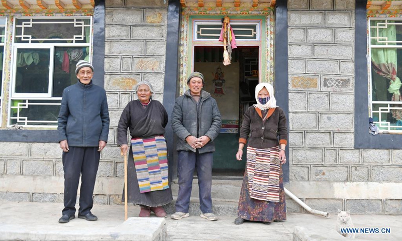 Tsering (1st L) poses for a photo with his family in Nyinzhung Township of Damxung County, Lhasa City of southwest China's Tibet Autonomous Region, April 16, 2021.(Photo:Xinhua)