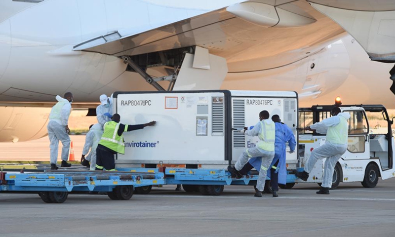 Staff members unload China-donated Sinovac COVID-19 vaccines at Sir Seretse Khama International Airport in Gaborone, Botswana, April 25, 2021.(Photo: Xinhua)