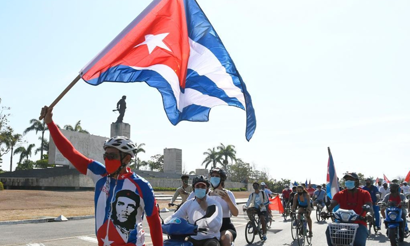 People paticipate in a rally against US embargo in Santa Clara, Cuba, April 25, 2021. Thousands of people participated in rallies in different cities across Cuba on Sunday, demanding an end to the six-decade U.S. embargo on the island.(Photo: Xinhua)