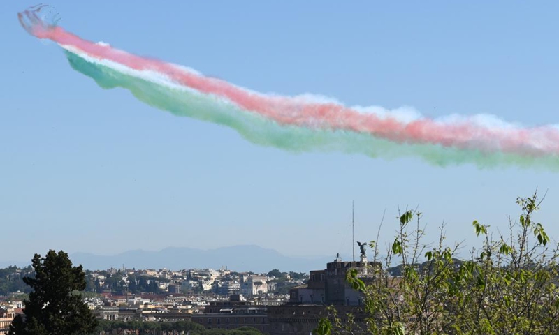 The Italian aerobatic squad Frecce Tricolori performs during a ceremony to mark Italy's Liberation Day in Rome, Italy, April 25, 2021.(Photo: Xinhua)