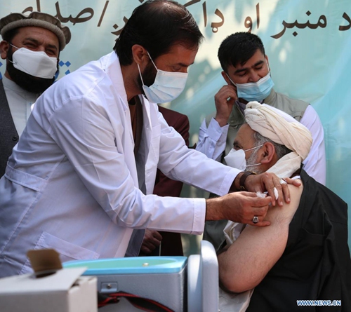 A man receives a dose of COVID-19 vaccine during a vaccination campaign in Kabul, capital of Afghanistan, April 27, 2021. (Photo: Xinhua)
