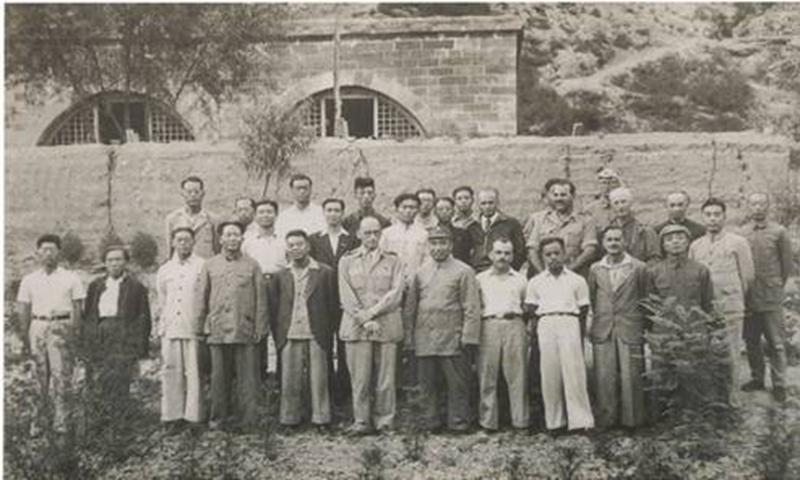 Group photo of Mao Zedong (first row, fourth from left) and the northwest China visiting team of Chinese and foreign reporters at Wangjiaping, Yan’an in June 1944