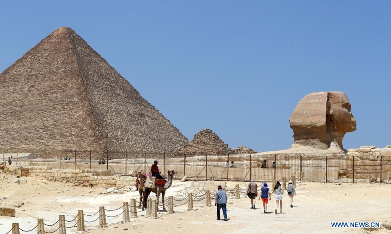 Tourists visit the Giza Pyramids scenic spot in Giza, Egypt, on April 26, 2021. Local tourism has been severely impacted by the COVID-19, with fewer tourists seen in the scenic area now.(Photo: Xinhua)