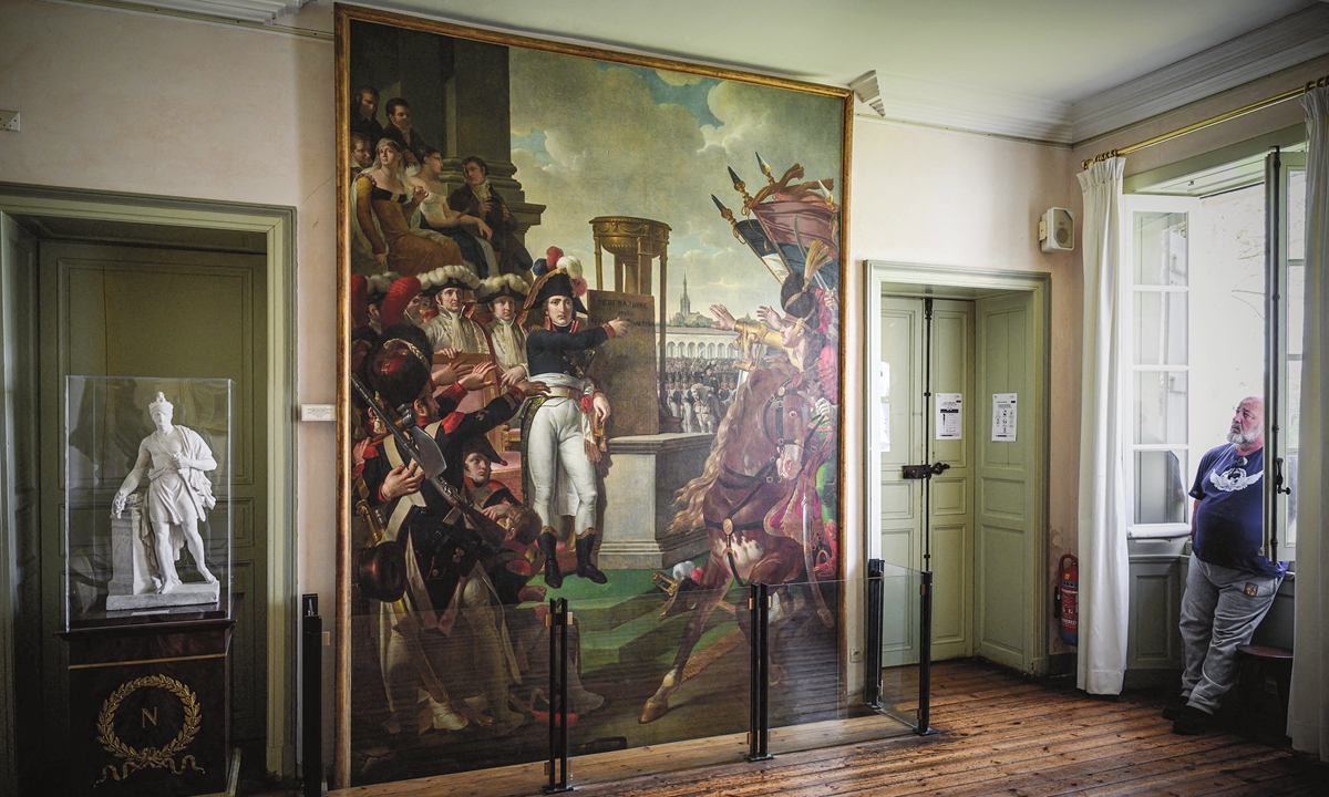 A visitor looks at a painting of Napoleon in the museum dedicated to him at Ile-d'Aix, France, on April 1. Photo: AFP