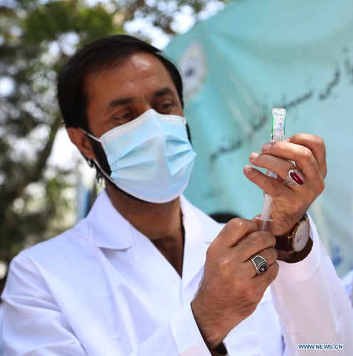 A medical worker prepares to administer a dose of COVID-19 vaccine during a vaccination campaign in Kabul, capital of Afghanistan, April 27, 2021.(Photo: Xinhua)