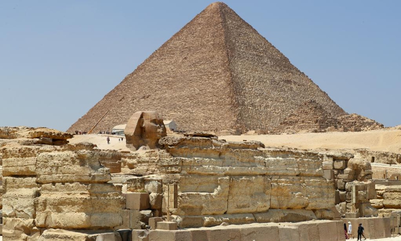 Tourists visit the Giza Pyramids scenic spot in Giza, Egypt, on April 26, 2021. Local tourism has been severely impacted by the COVID-19, with fewer tourists seen in the scenic area now.(Photo: Xinhua)