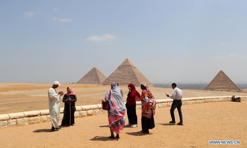 Tourists visit the Giza Pyramids scenic spot in Giza, Egypt, on April 26, 2021. Local tourism has been severely impacted by the COVID-19, with fewer tourists seen in the scenic area now.(Photo: Xinhua)