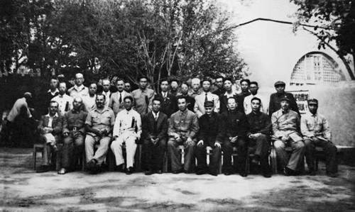 Group photo of the northwest China visiting team of Chinese and foreign reporters, Zhu De (first row, middle) and Zhou Enlai (first row, third from right) at Wangjiaping, Yan’an in June 1944