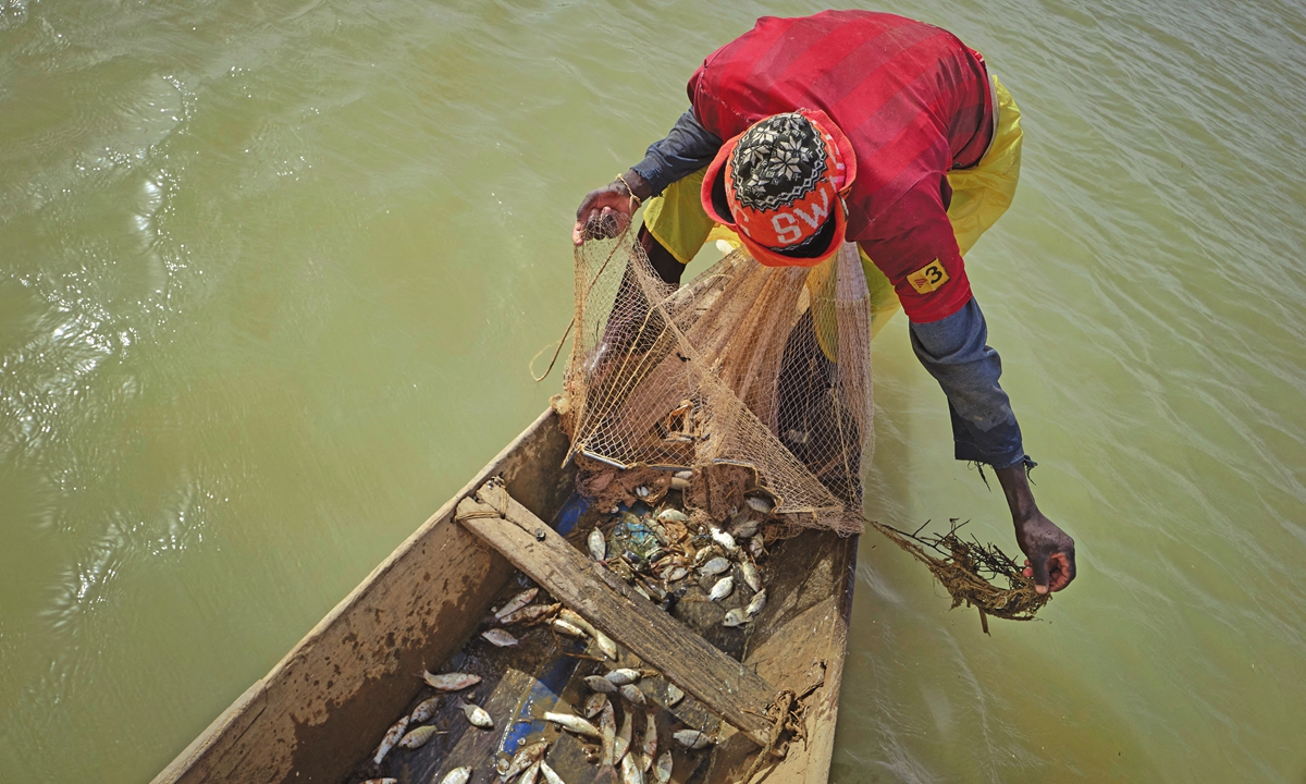 A fisherman on his pirogue on the Niger River in Mopti, Mali, on March 17, 2021 Photos: AFP