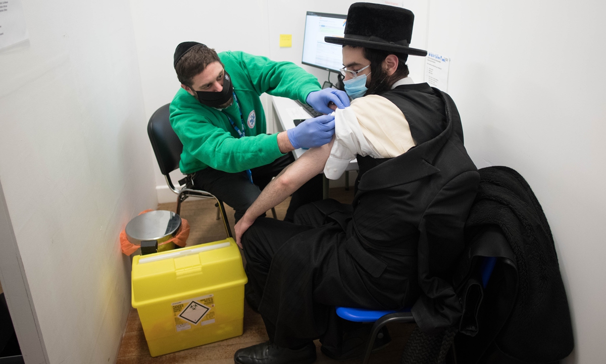 A man receives his Covid-19 vaccination at the John Scott Vaccination Centre in Green Lanes, north London, the UK, on March 21, 2021. Photo: VCG